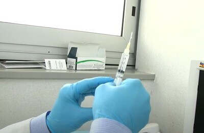 Проведение кодирования Вивитролом в Красноуральске Шприц с Вивитролом в руках у врача